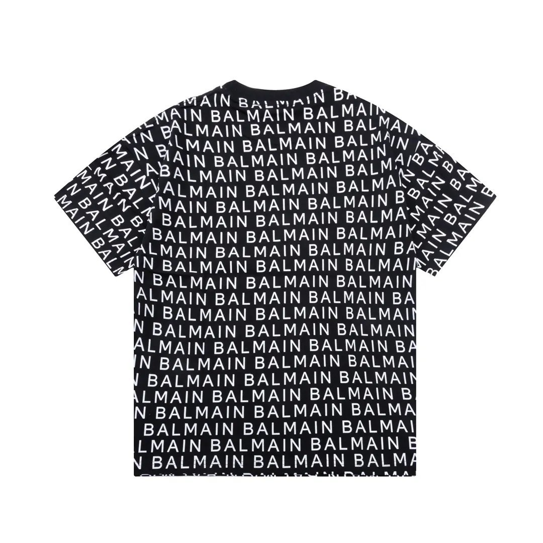 BALMAIN all-over letter printing and large logo are exquisitely upgraded, inspired by the original Retro fabric of the 1980s. Official Same Style short-sleeved T-shirt. Custom-made Ketong vat-dyed fabric. Very comfortable to the touch. The latest brick cabinet synchronization for spring and summer. Fashionable and personalized. Super Versatile and good-looking. Very suitable for both men and women. A must-have for everyone. Hang tag. Collar label. Washed wheat. Complete with three labels. Color: Black Size: XS~L